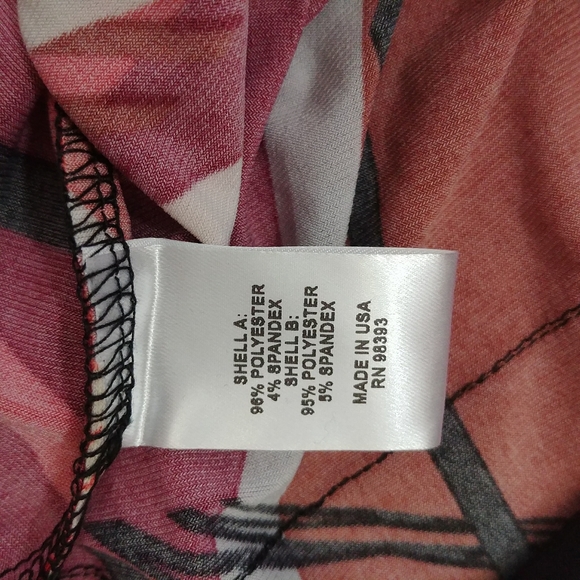 ✨3 for $30✨ Red Print Tunic Button Detail NWOT - Picture 7 of 7